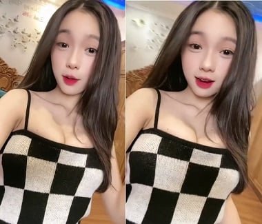 Đụ em mặc áo caro trắng trắng trong nhà vệ sinh