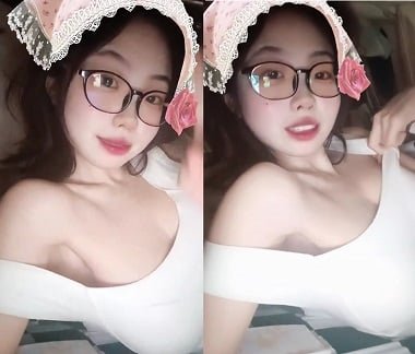 Em xinh gái kêu nhè nhẹ trong khi làm tình