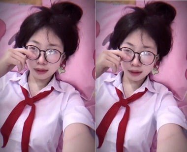 Làn da màu đỏ chứng tỏ cô bé nứng lồn